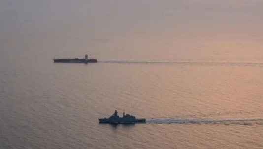 IMO tạm dừng hộ tống tàu qua Hormuz sau sự cố an ninh